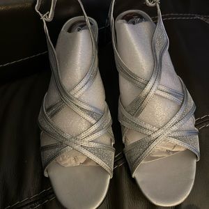 Easy Street Alive 5 2”heel silver strappy size 11 like new